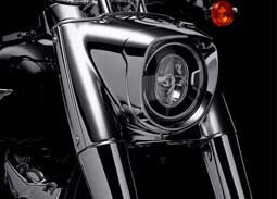 Destaque na iluminação dianteira da moto.